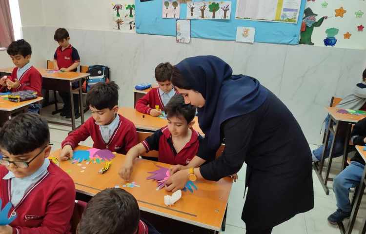 برای ایجاد انگیزه و تثبیت یادگیری نشانه ( ط) کاردستی ( طاووس) درکلاس انجام شد. 5