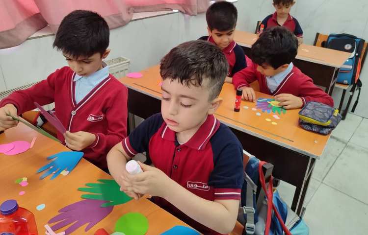 برای ایجاد انگیزه و تثبیت یادگیری نشانه ( ط) کاردستی ( طاووس) درکلاس انجام شد.