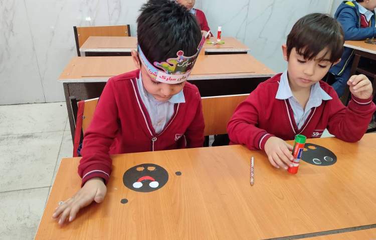 برای ایجاد انگیزه و تثبیت یادگیری نشانه (ع) عین کاردستی ( عنکبوت) درکلاس انجام شد 1