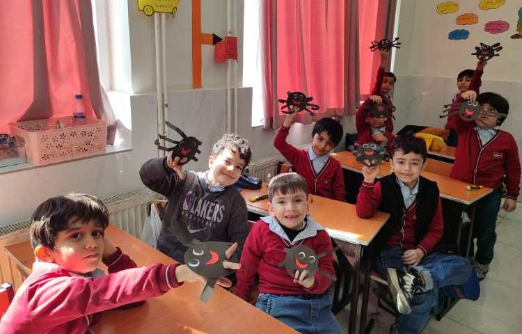 برای ایجاد انگیزه و تثبیت یادگیری نشانه (ع) عین کاردستی ( عنکبوت) درکلاس انجام شد 2