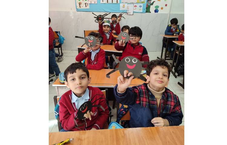 برای ایجاد انگیزه و تثبیت یادگیری نشانه (ع) عین کاردستی ( عنکبوت) درکلاس انجام شد 3