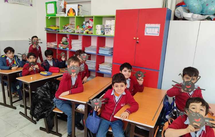 برای ایجاد انگیزه و تثبیت یادگیری نشانه (ع) عین کاردستی ( عنکبوت) درکلاس انجام شد