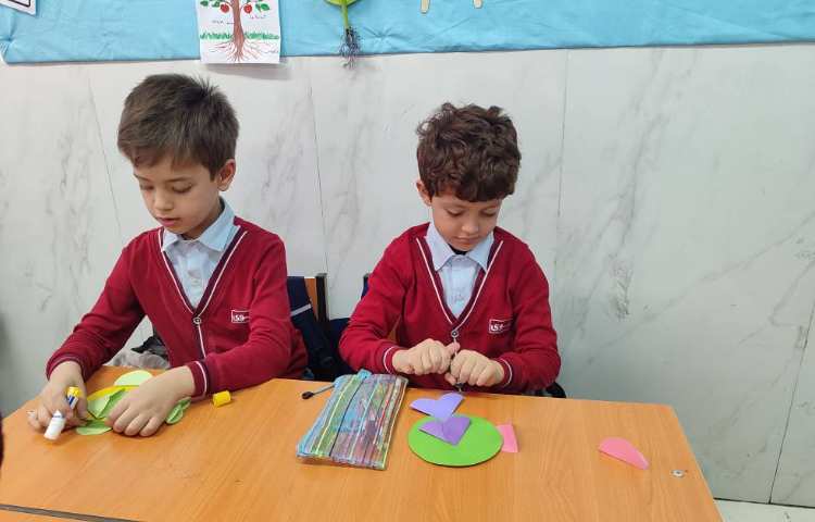 برای ایجاد انگیزه و تثبیت یادگیری نشانه (هه) کاردستی( ماهی ) در کلاس انجام شد. 1