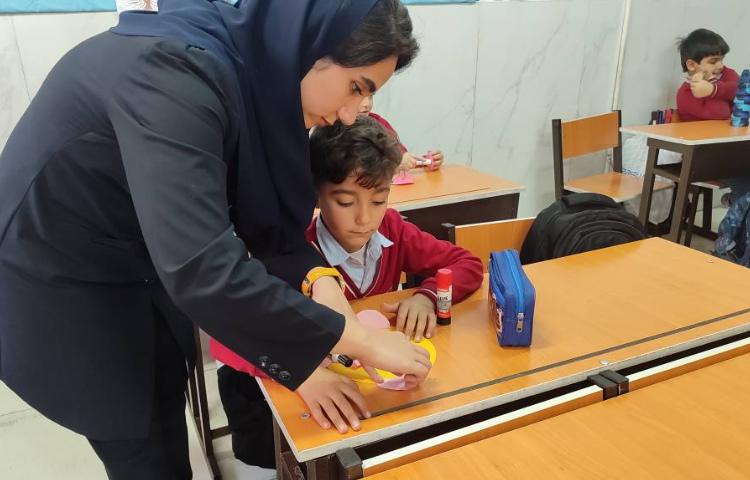 برای ایجاد انگیزه و تثبیت یادگیری نشانه (هه) کاردستی( ماهی ) در کلاس انجام شد. 2