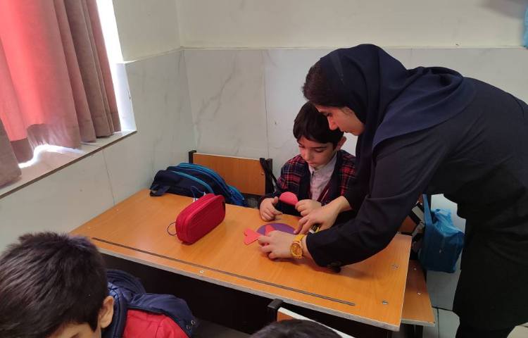 برای ایجاد انگیزه و تثبیت یادگیری نشانه (هه) کاردستی( ماهی ) در کلاس انجام شد. 3