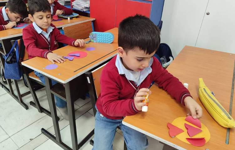 برای ایجاد انگیزه و تثبیت یادگیری نشانه (هه) کاردستی( ماهی ) در کلاس انجام شد. 4