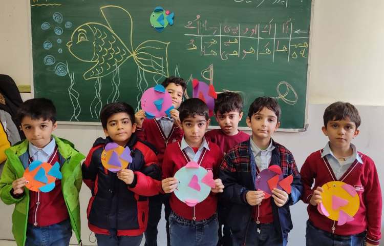 برای ایجاد انگیزه و تثبیت یادگیری نشانه (هه) کاردستی( ماهی ) در کلاس انجام شد.