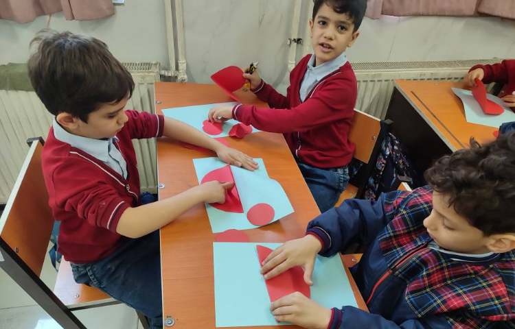 برای ایجاد انگیزه و تثبیت یادگیری نشانه ( چ) کاردستی ( خرچنگ ) درکلاس برگزارشد. 1