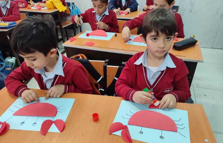 برای ایجاد انگیزه و تثبیت یادگیری نشانه ( چ) کاردستی ( خرچنگ ) درکلاس برگزارشد. 2