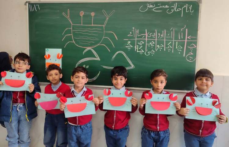 برای ایجاد انگیزه و تثبیت یادگیری نشانه ( چ) کاردستی ( خرچنگ ) درکلاس برگزارشد. 3