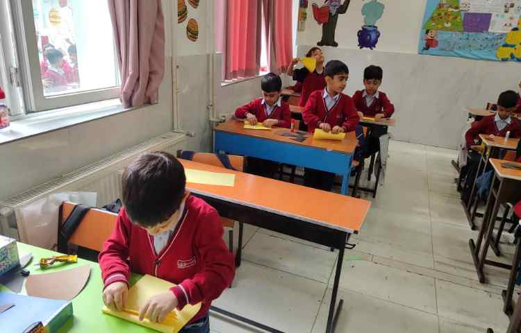 برای ایجاد انگیزه و تثبیت یادگیری نشانه‌ی (ر) کاردستی(روباه) در کلاس توسط دانش‌آموزان انجام شد 1