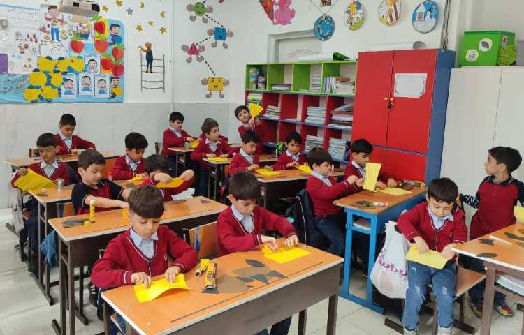 برای ایجاد انگیزه و تثبیت یادگیری نشانه‌ی (ر) کاردستی(روباه) در کلاس توسط دانش‌آموزان انجام شد 2