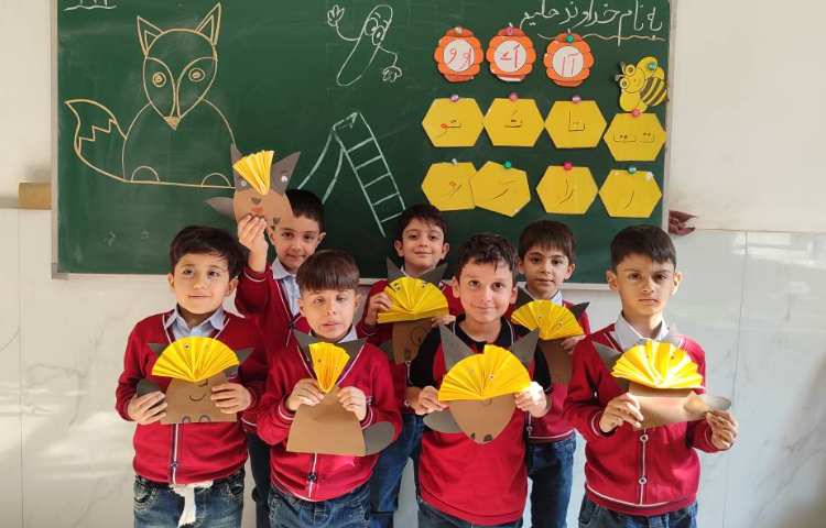 برای ایجاد انگیزه و تثبیت یادگیری نشانه‌ی (ر) کاردستی(روباه) در کلاس توسط دانش‌آموزان انجام شد 3