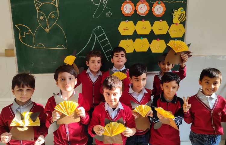 برای ایجاد انگیزه و تثبیت یادگیری نشانه‌ی (ر) کاردستی(روباه) در کلاس توسط دانش‌آموزان انجام شد 4