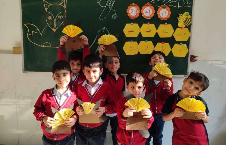 برای ایجاد انگیزه و تثبیت یادگیری نشانه‌ی (ر) کاردستی(روباه) در کلاس توسط دانش‌آموزان انجام شد