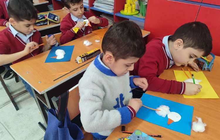 برای ایجاد انگیزه و تثبیت یادگیری کاردستی (لک‌لک) در کلاس انجام شد. 1