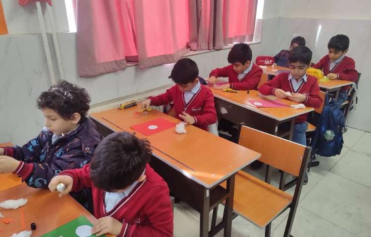 برای ایجاد انگیزه و تثبیت یادگیری کاردستی (لک‌لک) در کلاس انجام شد. 2