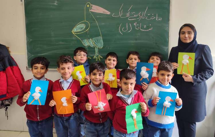 برای ایجاد انگیزه و تثبیت یادگیری کاردستی (لک‌لک) در کلاس انجام شد. 3