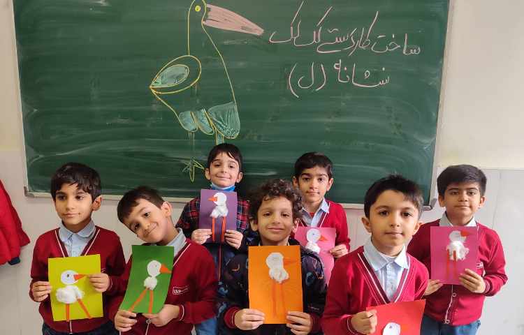 برای ایجاد انگیزه و تثبیت یادگیری کاردستی (لک‌لک) در کلاس انجام شد. 4