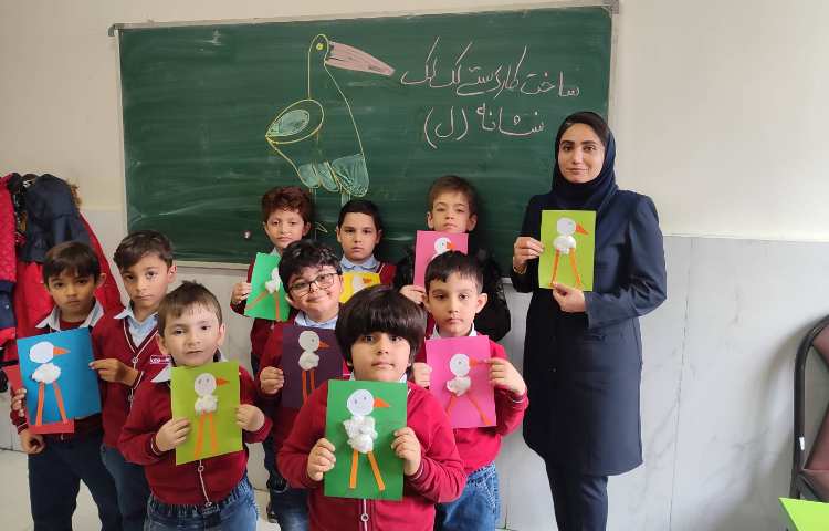 برای ایجاد انگیزه و تثبیت یادگیری کاردستی (لک‌لک) در کلاس انجام شد. 5