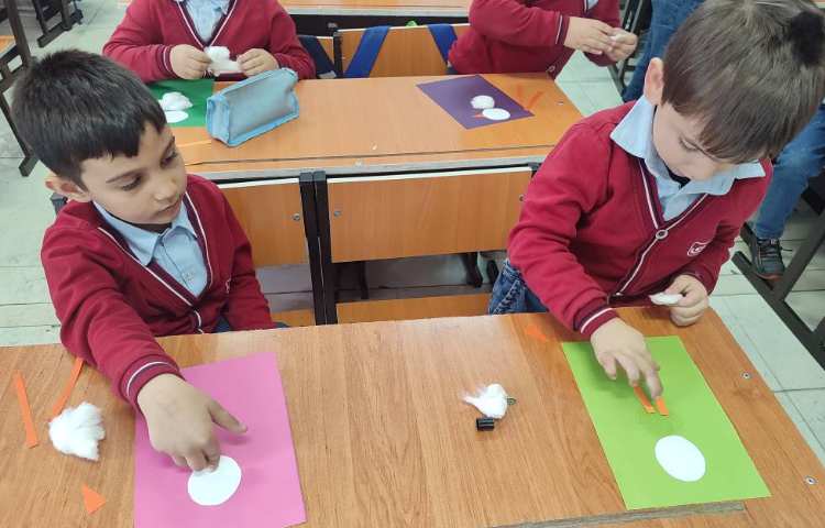 برای ایجاد انگیزه و تثبیت یادگیری کاردستی (لک‌لک) در کلاس انجام شد.