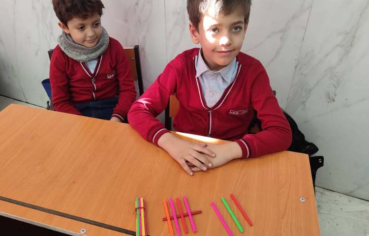 برای ایجاد یادگیری بازی دسته‌بندی کردن اعداد از 10 تا 19 با استفاده از چوب‌خط. 2