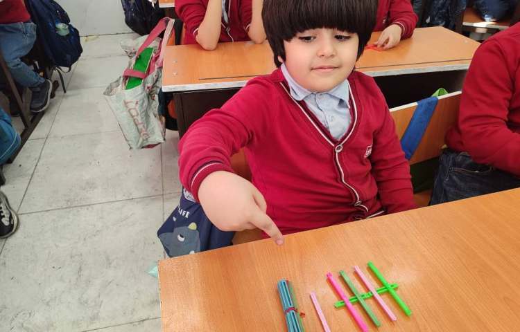 برای ایجاد یادگیری بازی دسته‌بندی کردن اعداد از 10 تا 19 با استفاده از چوب‌خط. 4