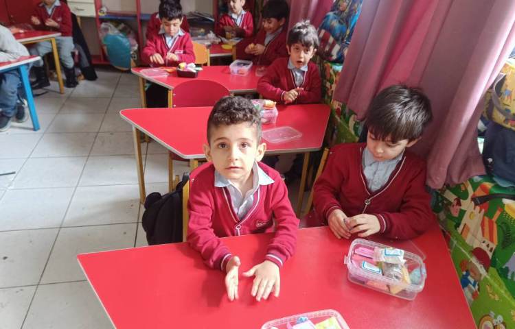 برای تثبیت نشانه ج به کمک خمیر هویج و جارو درست کردیم. 1