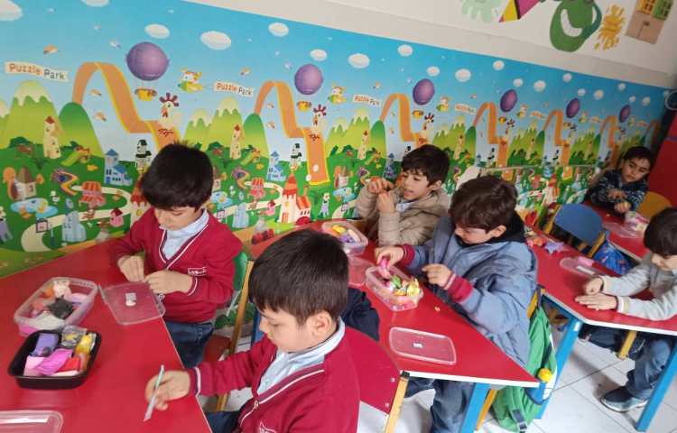 برای تثبیت نشانه ج به کمک خمیر هویج و جارو درست کردیم. 2