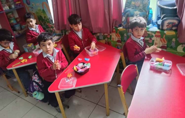 برای تثبیت نشانه ج به کمک خمیر هویج و جارو درست کردیم.