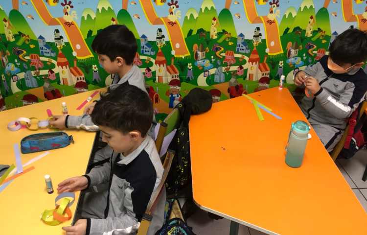 برای تثبیت نشانه‌ی (ب) در کلاس دستان توانا به صورت گروهی بادبادک درست کردیم 1