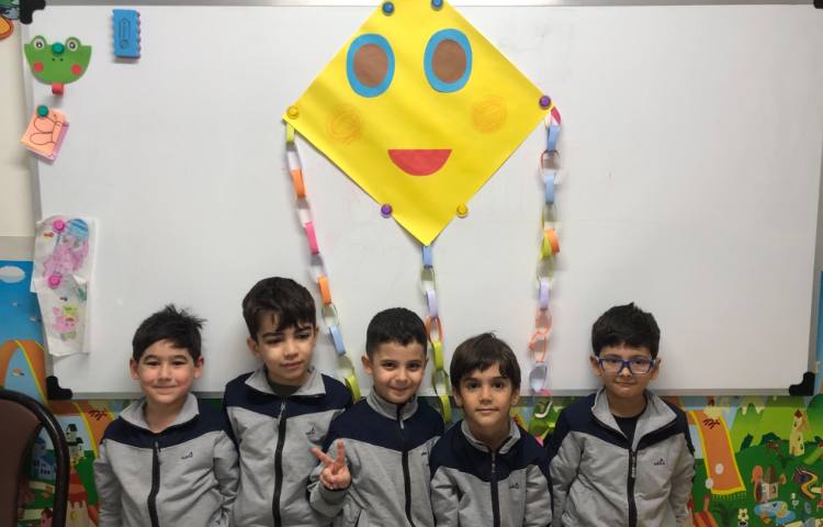 برای تثبیت نشانه‌ی (ب) در کلاس دستان توانا به صورت گروهی بادبادک درست کردیم 2