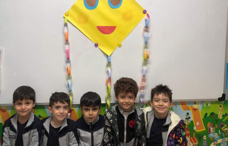 برای تثبیت نشانه‌ی (ب) در کلاس دستان توانا به صورت گروهی بادبادک درست کردیم 3