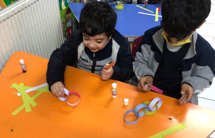 برای تثبیت نشانه‌ی (ب) در کلاس دستان توانا به صورت گروهی بادبادک درست کردیم 5