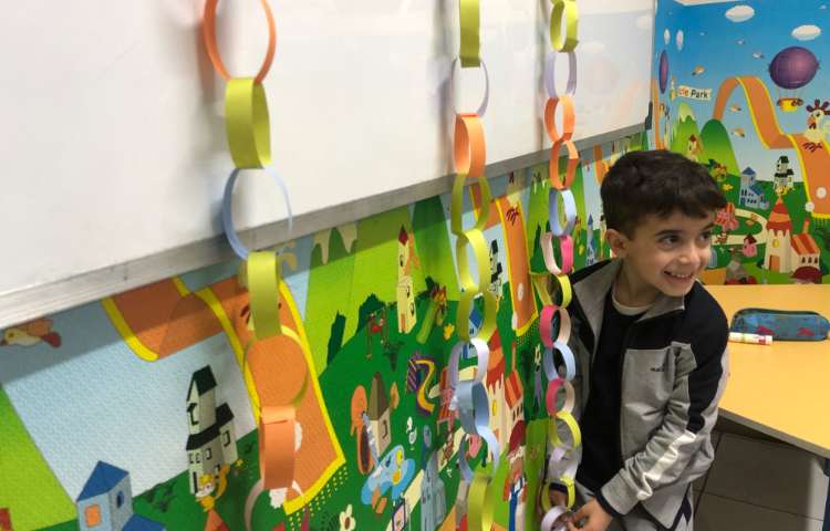 برای تثبیت نشانه‌ی (ب) در کلاس دستان توانا به صورت گروهی بادبادک درست کردیم