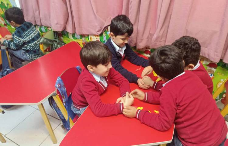 برای تثبیت نشانه‌ی خ کاردستی خروس را درست کردیم. 2