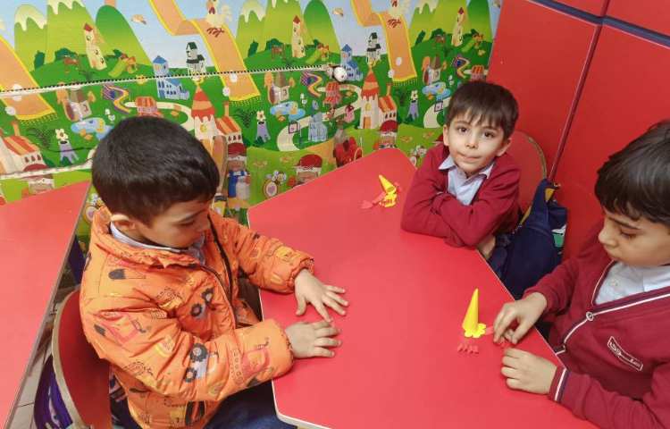 برای تثبیت نشانه‌ی خ کاردستی خروس را درست کردیم. 3