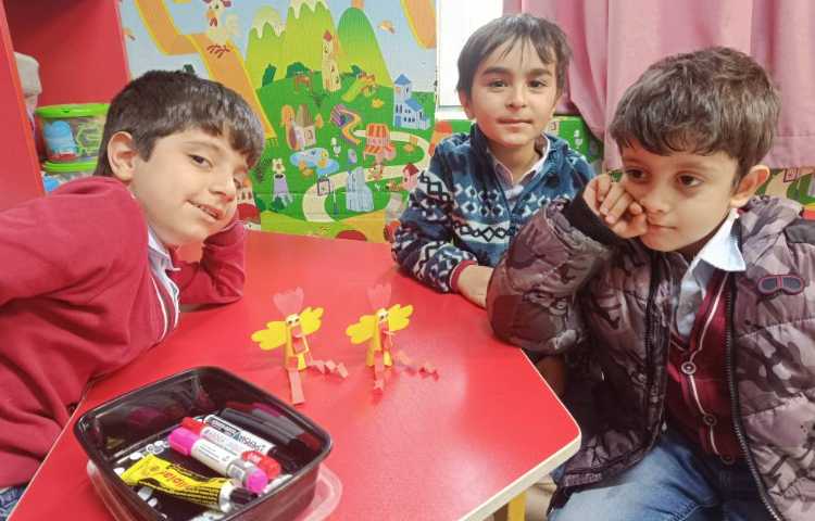 برای تثبیت نشانه‌ی خ کاردستی خروس را درست کردیم. 4