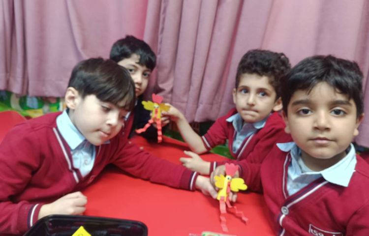 برای تثبیت نشانه‌ی خ کاردستی خروس را درست کردیم. 5