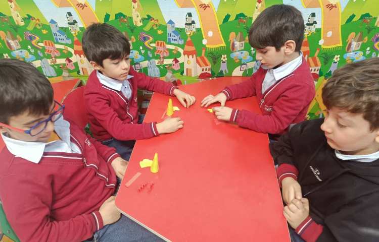 برای تثبیت نشانه‌ی خ کاردستی خروس را درست کردیم. 6