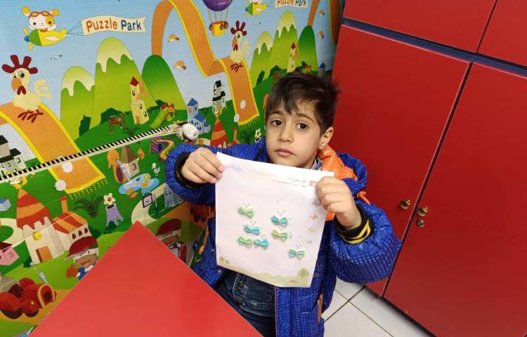 برای تثبیت نشانه ی پ دانش‌آموزان با ماکارونی پروانه درست کردند. 1