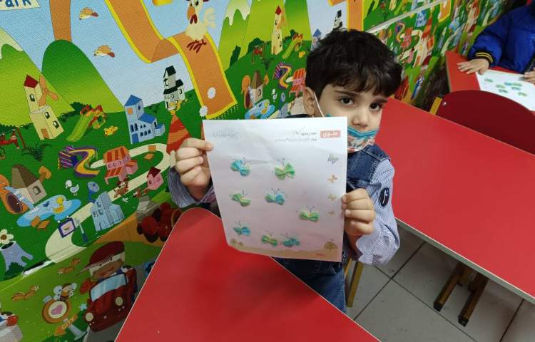 برای تثبیت نشانه ی پ دانش‌آموزان با ماکارونی پروانه درست کردند. 2