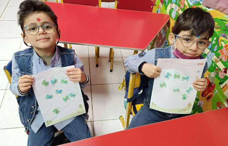 برای تثبیت نشانه ی پ دانش‌آموزان با ماکارونی پروانه درست کردند. 3