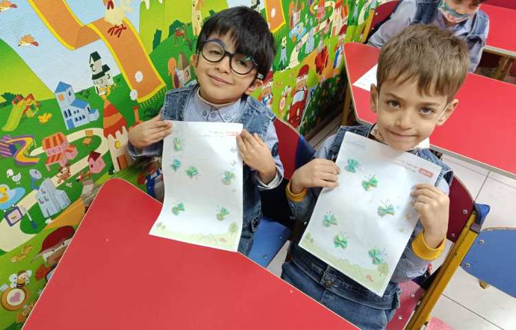 برای تثبیت نشانه ی پ دانش‌آموزان با ماکارونی پروانه درست کردند.