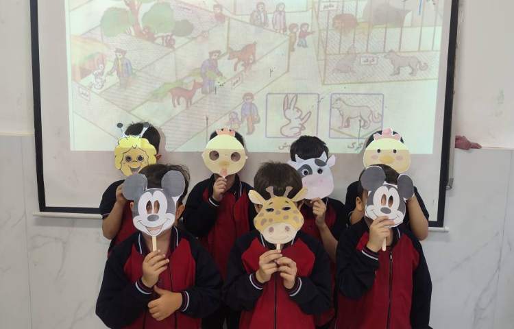 برای تثبیت نگاره 8 مبحث( باغ‌وحش) ماسک حیوانات در کلاس توسط دانش‌آموزان اجرا شد. 3