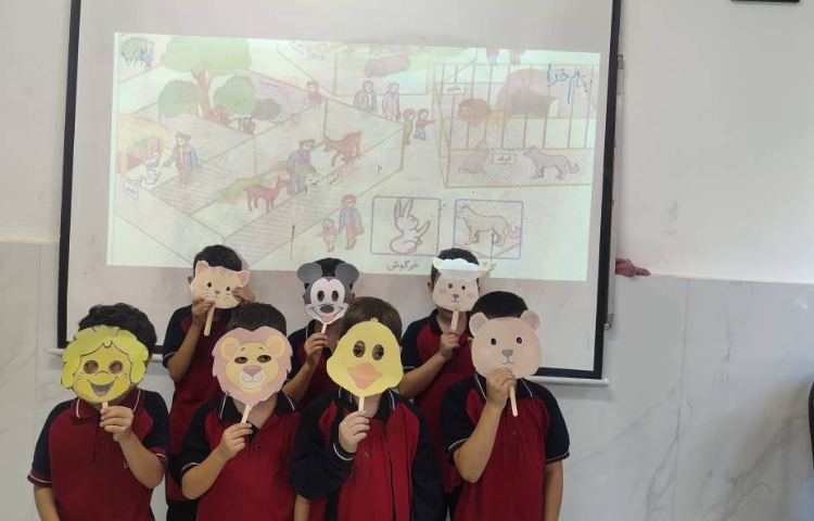 برای تثبیت نگاره 8 مبحث( باغ‌وحش) ماسک حیوانات در کلاس توسط دانش‌آموزان اجرا شد.