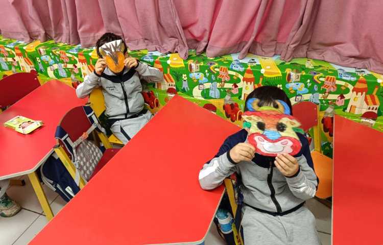 برای تثبیت و یادگیری حروف (گ) دانش‌آموزان ماسک حیوانات درست کردند و بازی کردند. 1