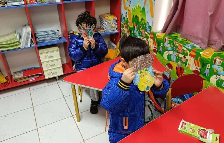 برای تثبیت و یادگیری حروف (گ) دانش‌آموزان ماسک حیوانات درست کردند و بازی کردند. 2