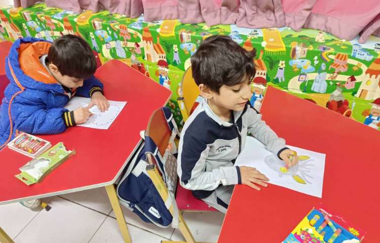 برای تثبیت و یادگیری حروف (گ) دانش‌آموزان ماسک حیوانات درست کردند و بازی کردند. 3