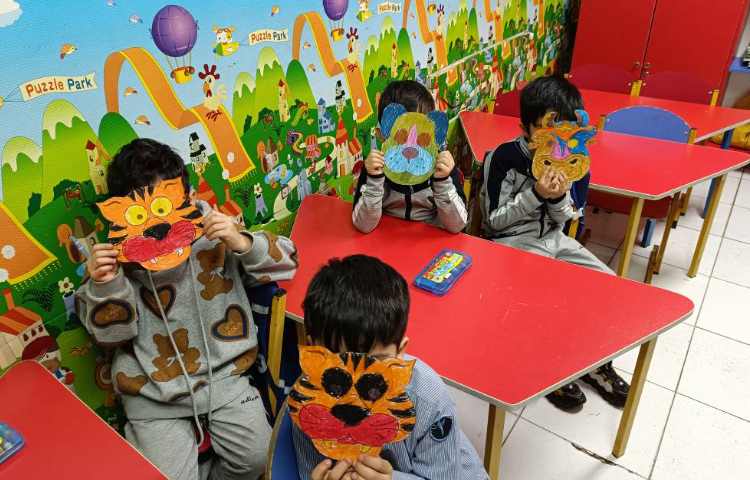 برای تثبیت و یادگیری حروف (گ) دانش‌آموزان ماسک حیوانات درست کردند و بازی کردند.